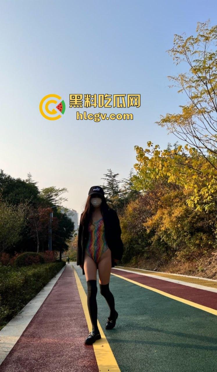 又骚又浪的人间尤物!北京骚妻『 蒲越洋 』开放式婚姻玩出新高度,公园当众露出道具自嗨,单男排队舔屏!