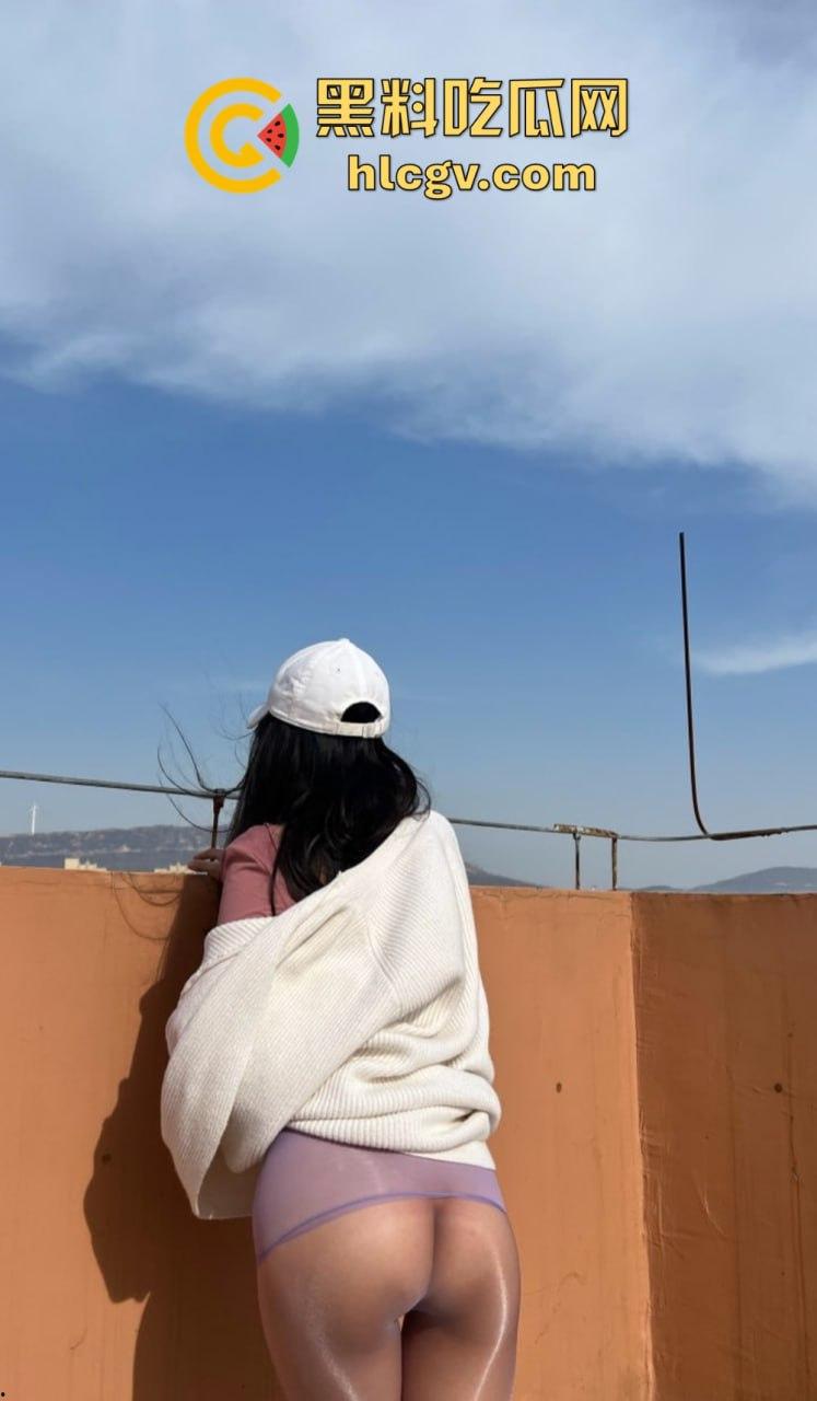 又骚又浪的人间尤物!北京骚妻『 蒲越洋 』开放式婚姻玩出新高度,公园当众露出道具自嗨,单男排队舔屏!