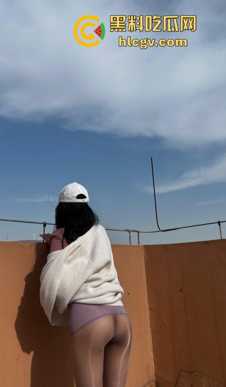 又骚又浪的人间尤物!北京骚妻『 蒲越洋 』开放式婚姻玩出新高度,公园当众露出道具自嗨,单男排队舔屏!