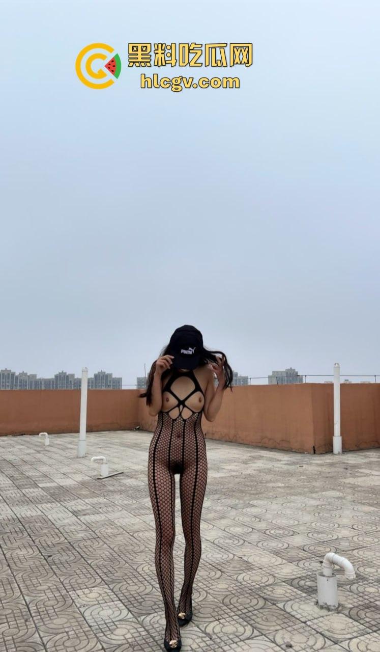 又骚又浪的人间尤物!北京骚妻『 蒲越洋 』开放式婚姻玩出新高度,公园当众露出道具自嗨,单男排队舔屏!