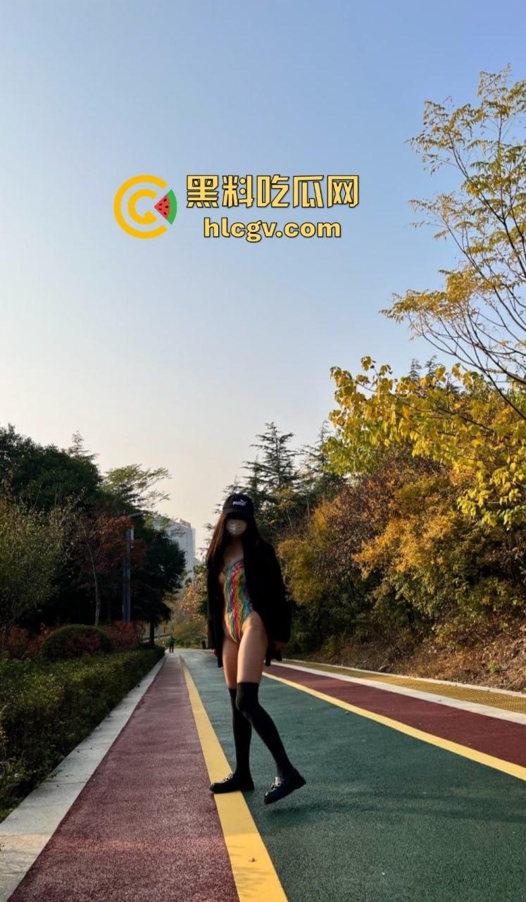 又骚又浪的人间尤物!北京骚妻『 蒲越洋 』开放式婚姻玩出新高度,公园当众露出道具自嗨,单男排队舔屏!