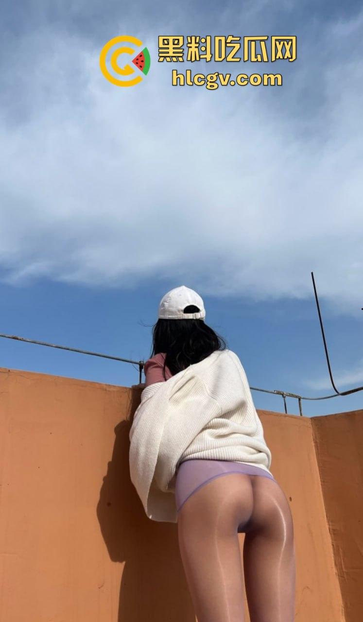 又骚又浪的人间尤物!北京骚妻『 蒲越洋 』开放式婚姻玩出新高度,公园当众露出道具自嗨,单男排队舔屏!