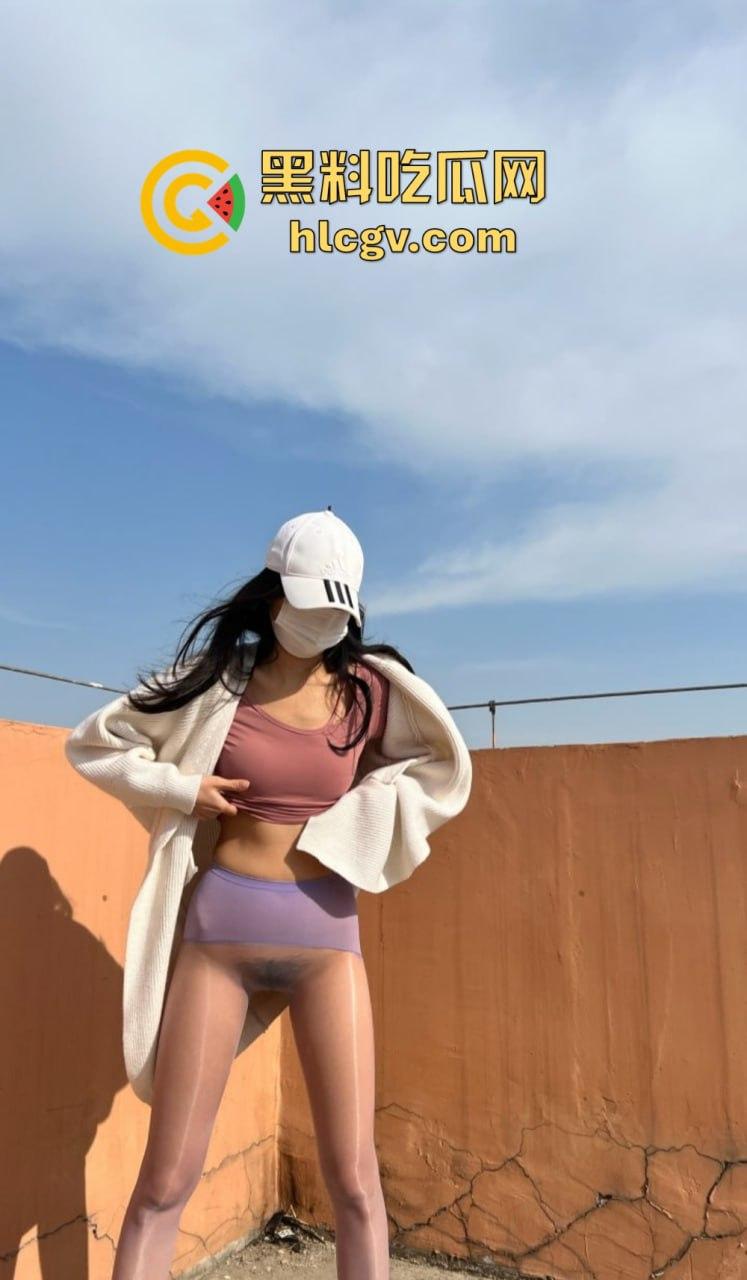 又骚又浪的人间尤物!北京骚妻『 蒲越洋 』开放式婚姻玩出新高度,公园当众露出道具自嗨,单男排队舔屏!