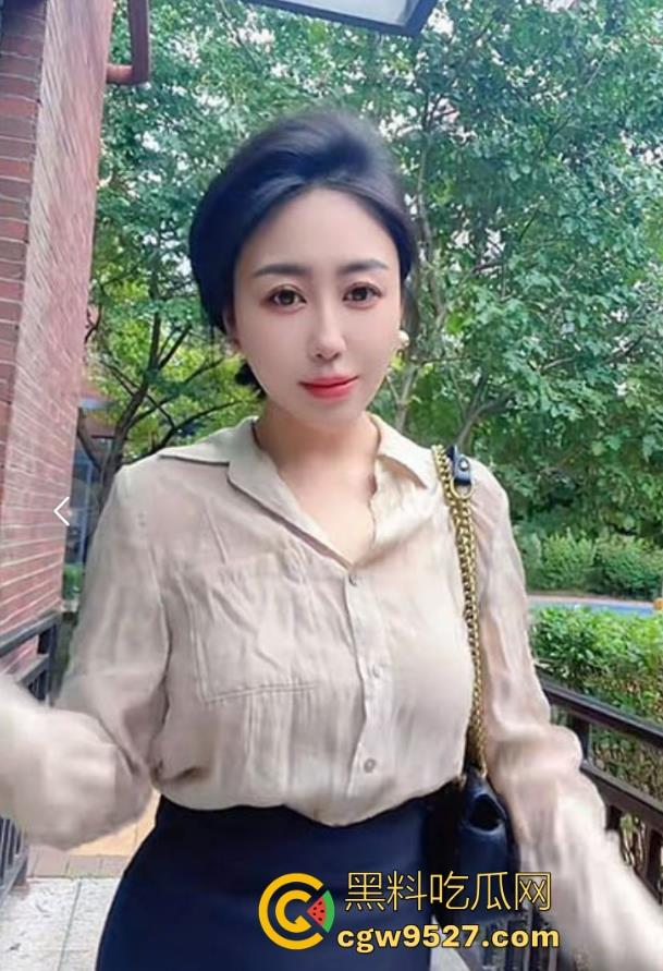 四川极品人妻欲求不满疯狂出轨约炮，性爱惨遭炮友泄露，巨乳肥臀黑丝诱惑，后入打桩高潮迭起！