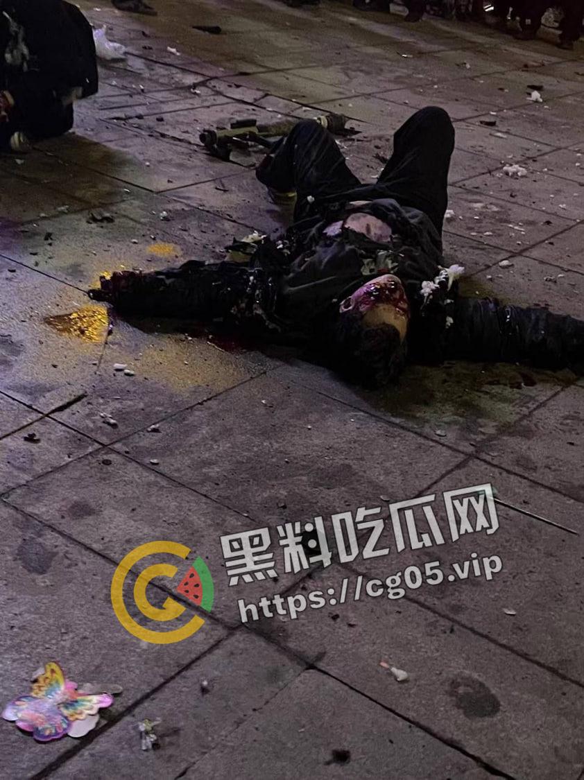 河南焦作东方红广场 三名年轻人疑似当众引爆雷管 手和腿直接炸断 现场血腥画面曝光