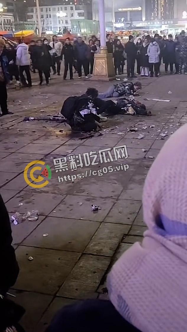 河南焦作东方红广场 三名年轻人疑似当众引爆雷管 手和腿直接炸断 现场血腥画面曝光