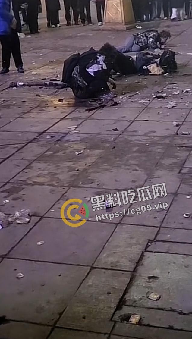 河南焦作东方红广场 三名年轻人疑似当众引爆雷管 手和腿直接炸断 现场血腥画面曝光