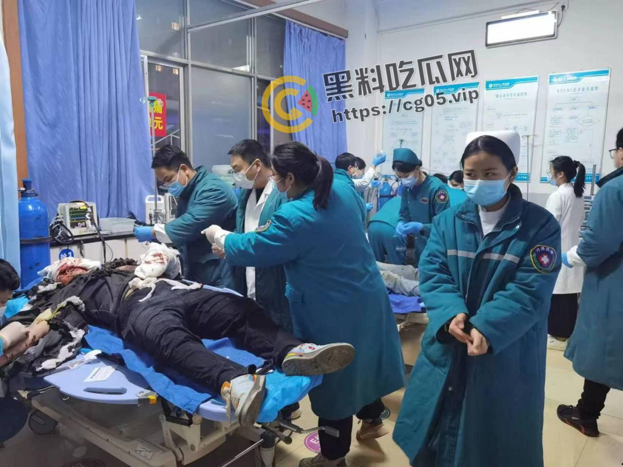 河南焦作东方红广场 三名年轻人疑似当众引爆雷管 手和腿直接炸断 现场血腥画面曝光