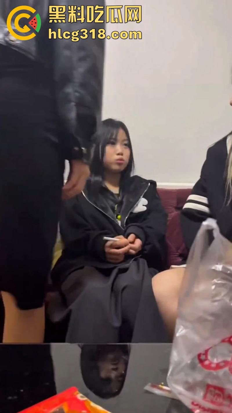 女人生来就会为难女人!天津学生妹被骗至出租屋,被一群精神小妹围殴爆揍,竟是因为抢男友?