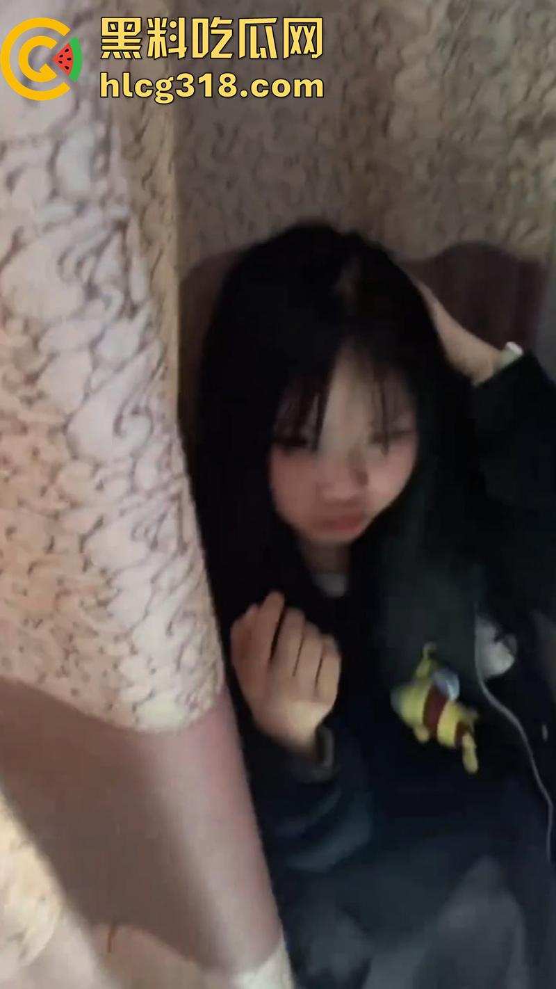 女人生来就会为难女人!天津学生妹被骗至出租屋,被一群精神小妹围殴爆揍,竟是因为抢男友?