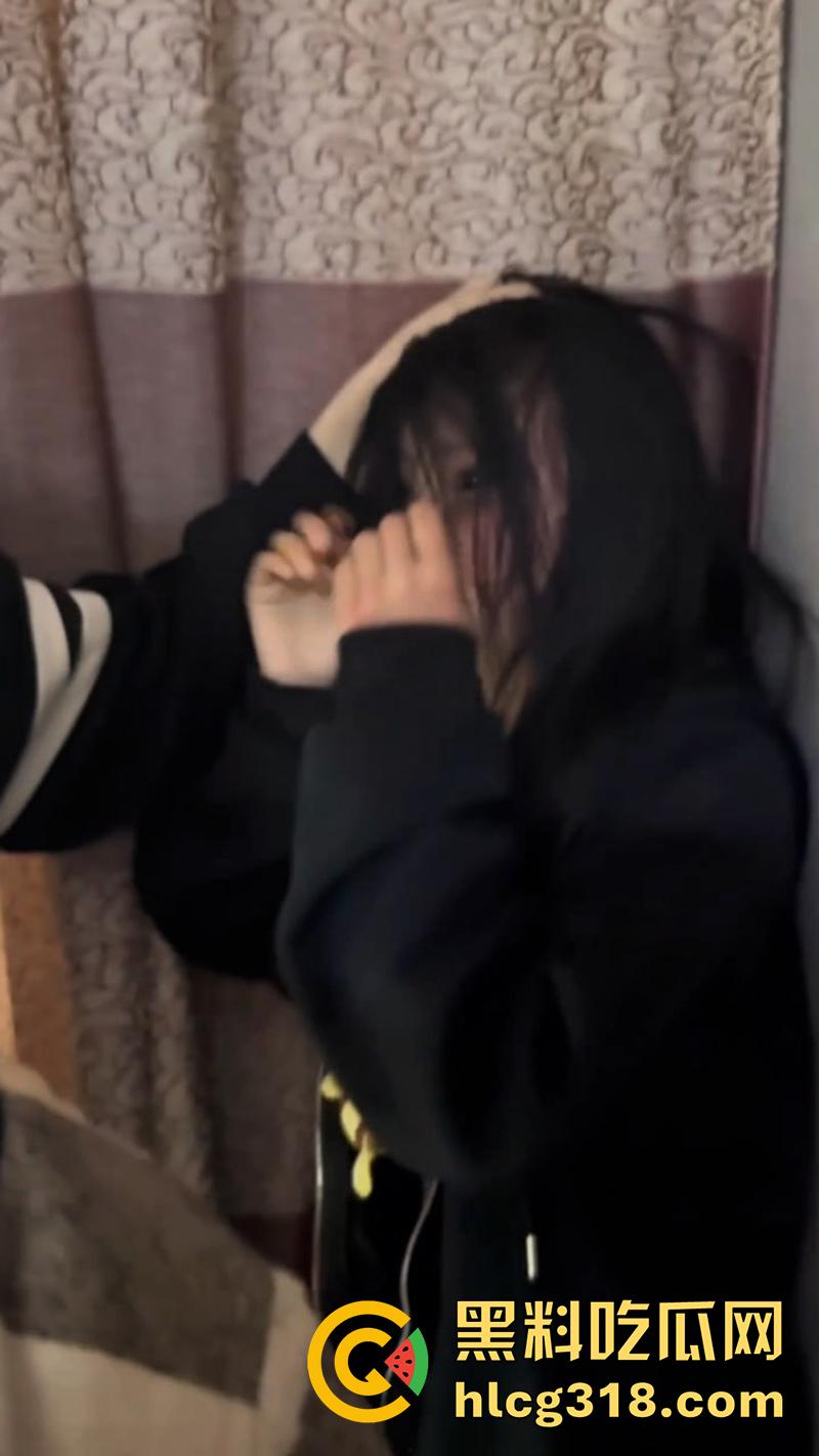 女人生来就会为难女人!天津学生妹被骗至出租屋,被一群精神小妹围殴爆揍,竟是因为抢男友?