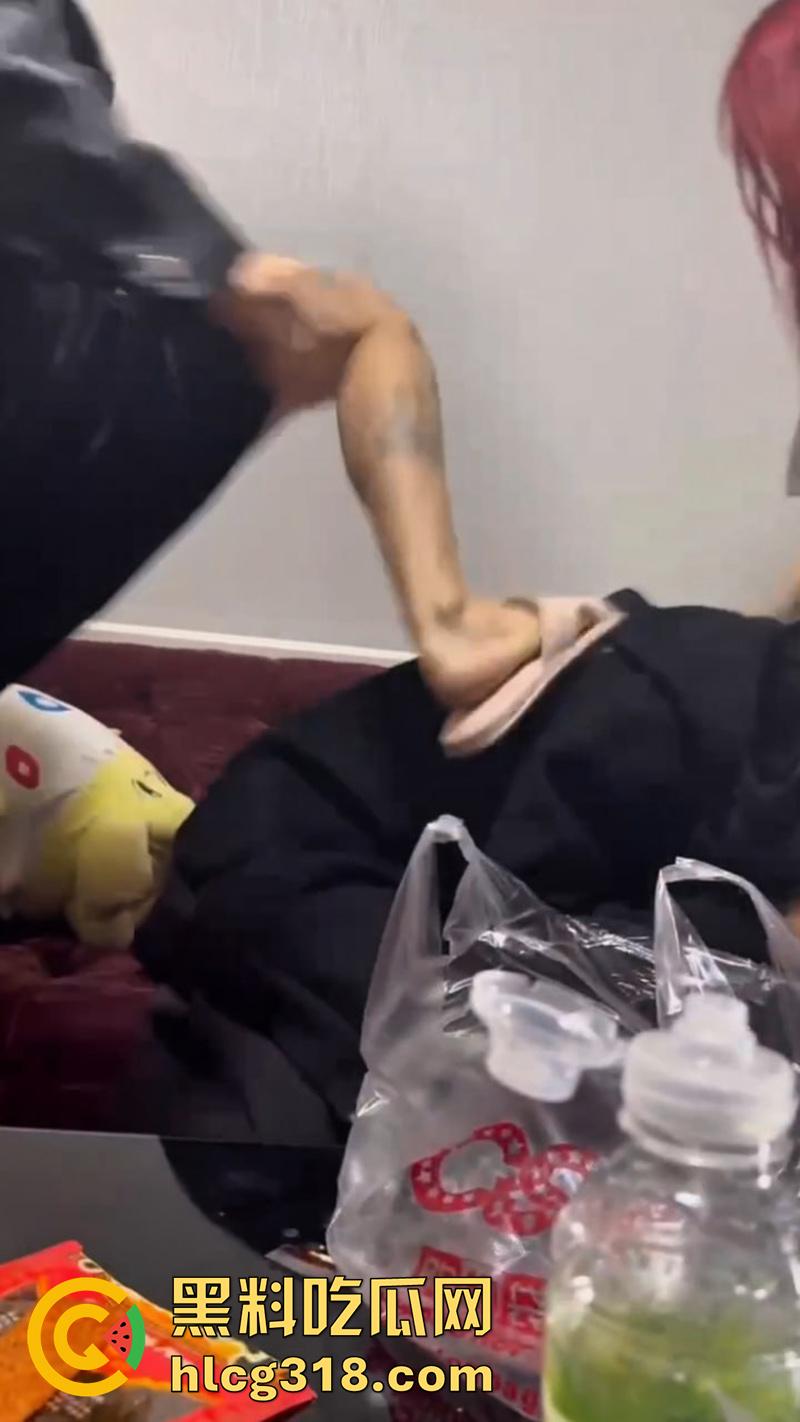 女人生来就会为难女人!天津学生妹被骗至出租屋,被一群精神小妹围殴爆揍,竟是因为抢男友?