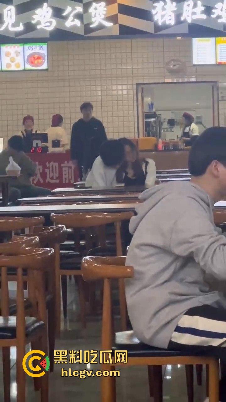 鸡公煲没来先抠逼!西安培华学院食堂大胆男女全程上演真人秀,吃瓜同学惊呆!