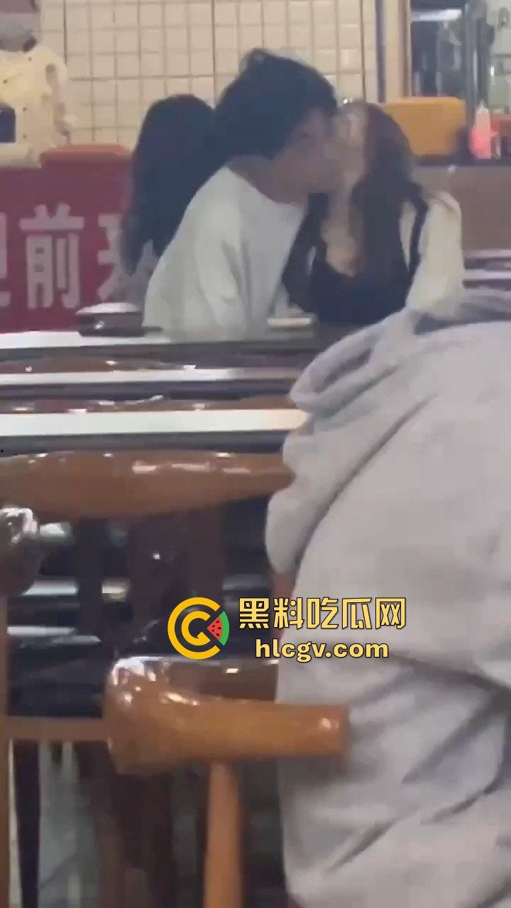 鸡公煲没来先抠逼!西安培华学院食堂大胆男女全程上演真人秀,吃瓜同学惊呆!