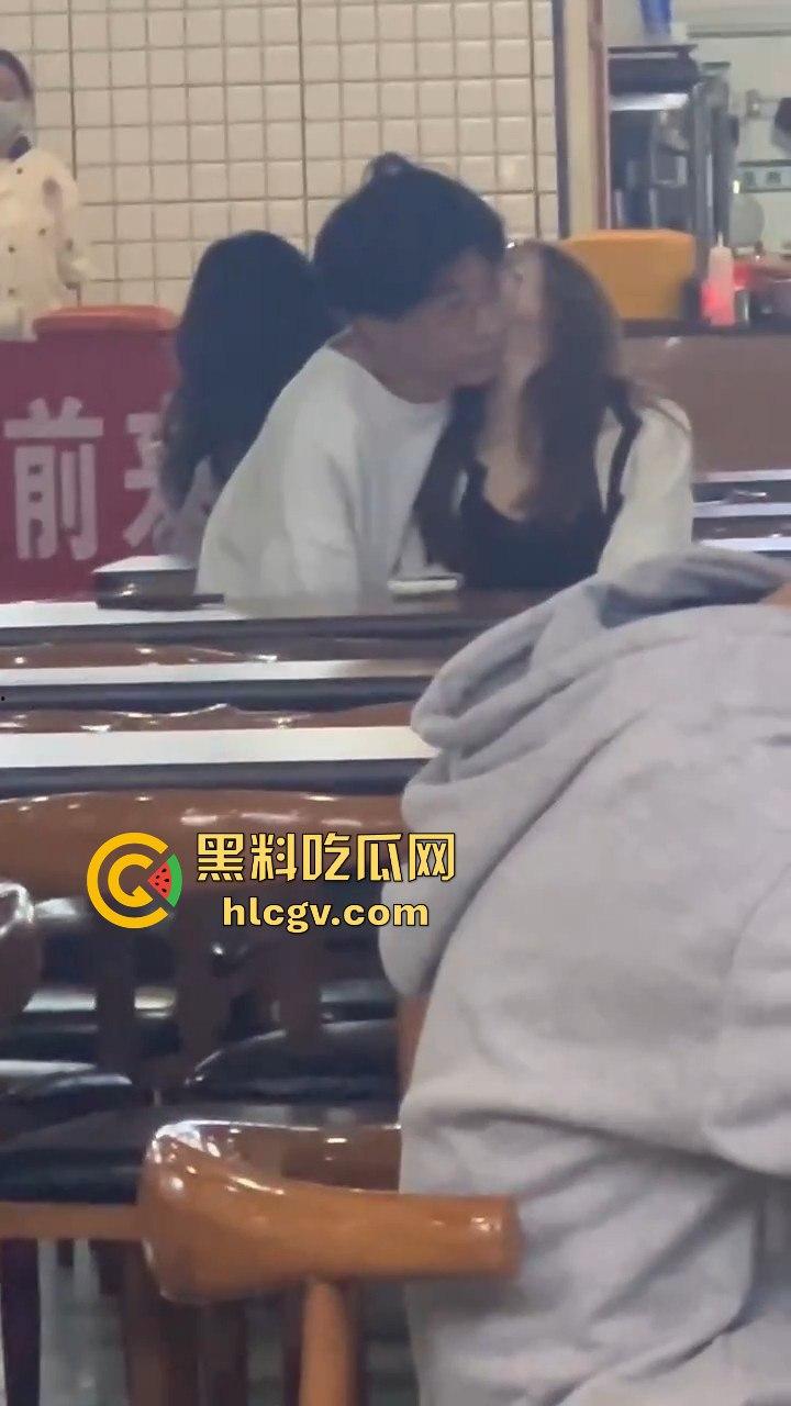 鸡公煲没来先抠逼!西安培华学院食堂大胆男女全程上演真人秀,吃瓜同学惊呆!