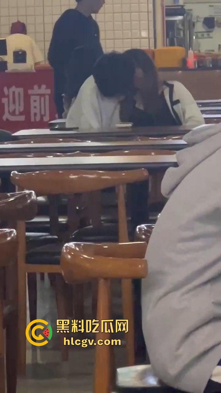 鸡公煲没来先抠逼!西安培华学院食堂大胆男女全程上演真人秀,吃瓜同学惊呆!