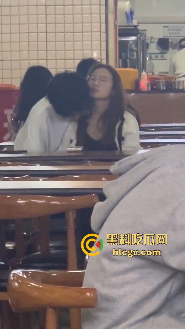 鸡公煲没来先抠逼!西安培华学院食堂大胆男女全程上演真人秀,吃瓜同学惊呆!