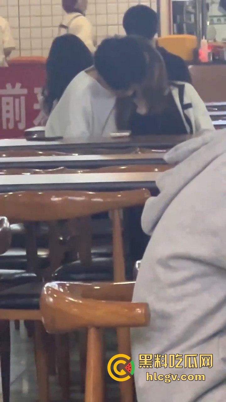 鸡公煲没来先抠逼!西安培华学院食堂大胆男女全程上演真人秀,吃瓜同学惊呆!