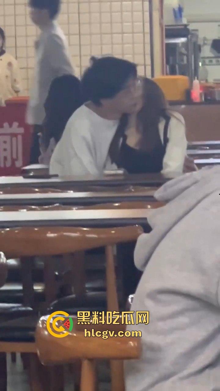 鸡公煲没来先抠逼!西安培华学院食堂大胆男女全程上演真人秀,吃瓜同学惊呆!