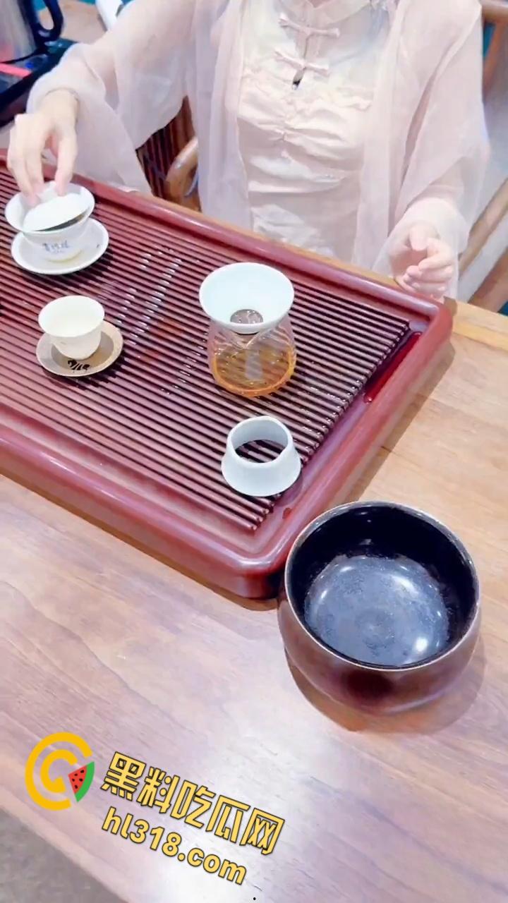 喝茶是假，跟妹妹男欢女爱才是真，茶桌掀开妹妹肚兜，粉嫩白虎美乳性感诱人，按在桌子上疯狂输出 !