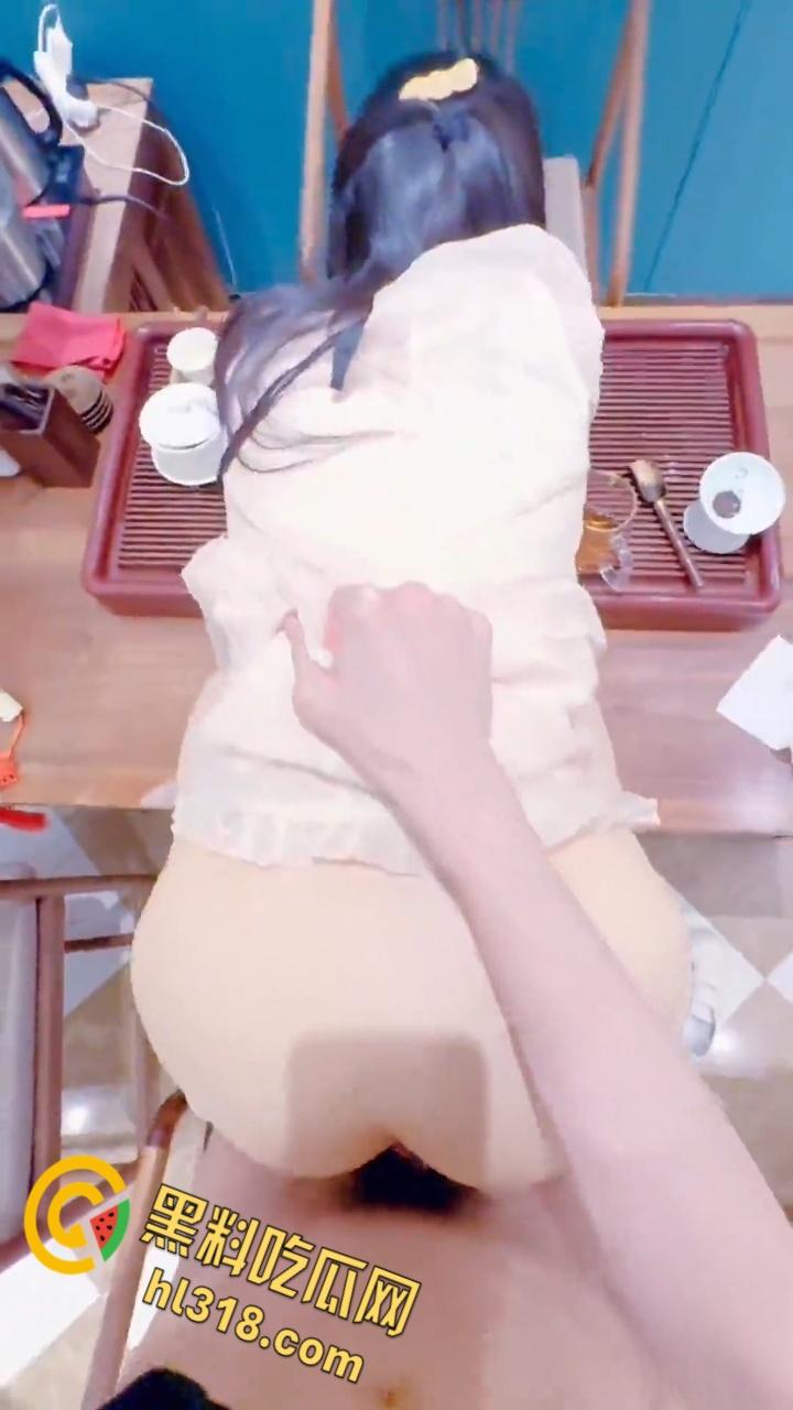 喝茶是假,跟妹妹男欢女爱才是真,茶桌掀开妹妹肚兜,粉嫩白虎美乳性感诱人,按在桌子上疯狂输出 !