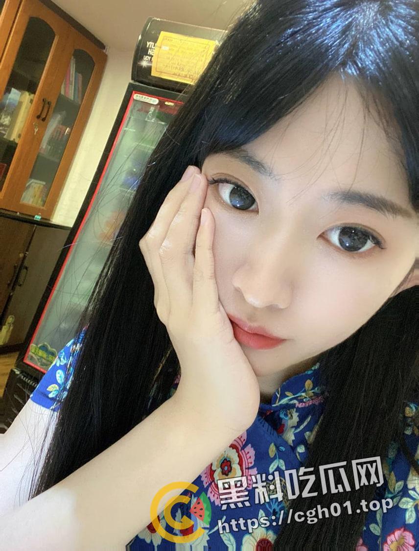 大一学妹爱吃鸡 可爱风小母狗喜欢吃鸡胜过操逼 反手摁过来拉着头发爆操