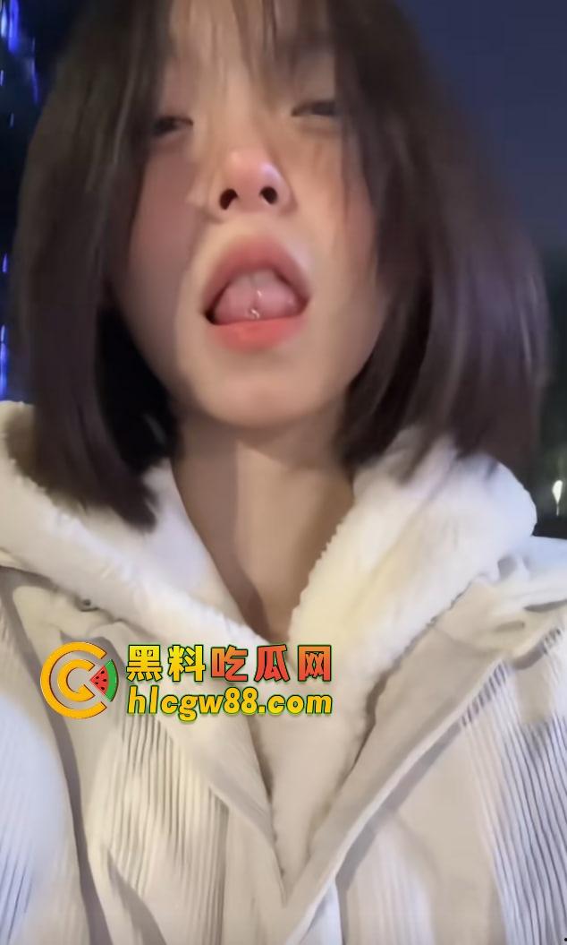 抖音40万粉博主『 铃』被健身教练拖商场厕所狠操一顿,骚逼直播还嘴硬装清高老娘不解释!