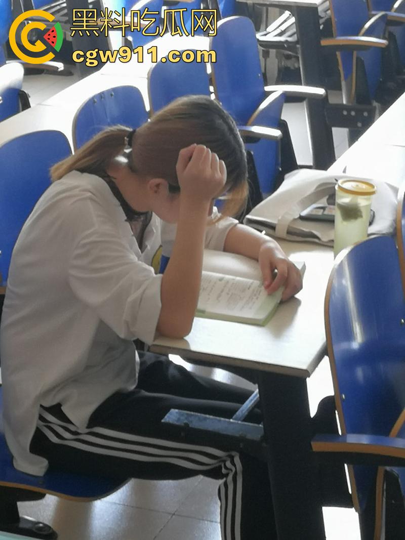 超级牛逼的系列稀缺资源，冒死偷拍极品女大学生合集，江西农大和川外大学厕拍，极品女大小穴清晰可见！