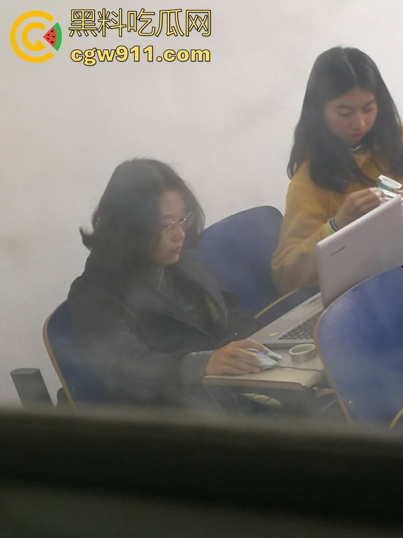 超级牛逼的系列稀缺资源,冒死偷拍极品女大学生合集,江西农大和川外大学厕拍,极品女大小穴清晰可见!