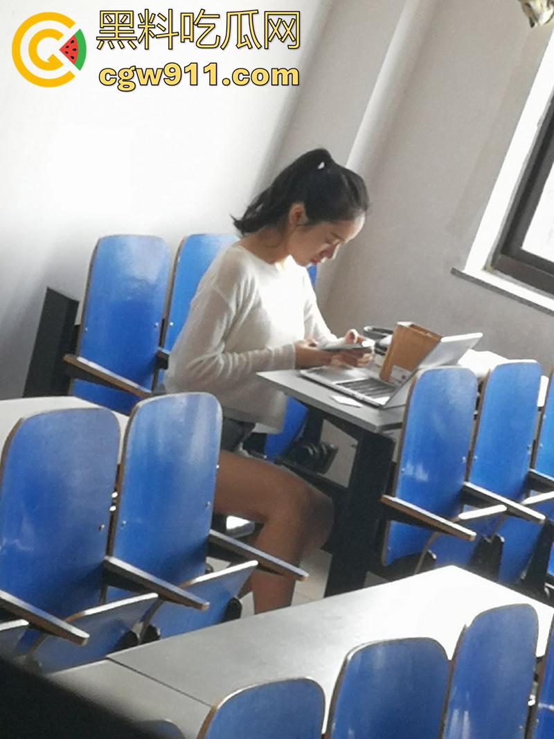 超级牛逼的系列稀缺资源,冒死偷拍极品女大学生合集,江西农大和川外大学厕拍,极品女大小穴清晰可见!