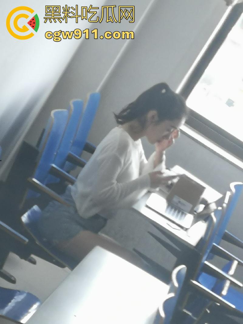 超级牛逼的系列稀缺资源,冒死偷拍极品女大学生合集,江西农大和川外大学厕拍,极品女大小穴清晰可见!