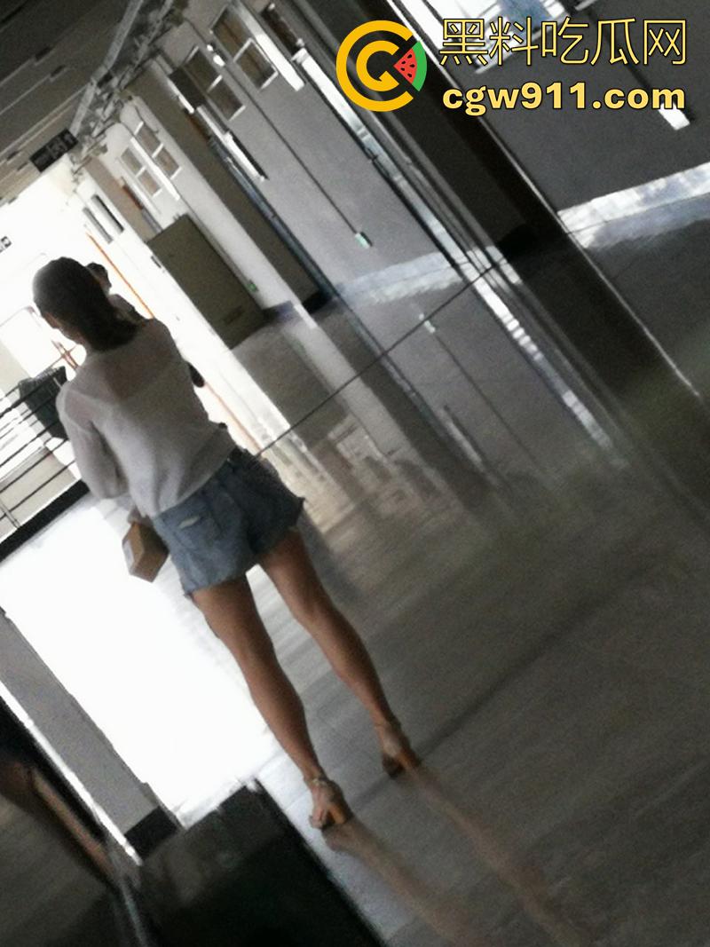 超级牛逼的系列稀缺资源,冒死偷拍极品女大学生合集,江西农大和川外大学厕拍,极品女大小穴清晰可见!