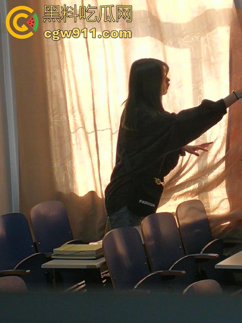 超级牛逼的系列稀缺资源,冒死偷拍极品女大学生合集,江西农大和川外大学厕拍,极品女大小穴清晰可见!