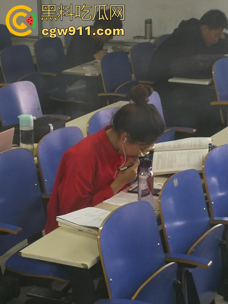 超级牛逼的系列稀缺资源,冒死偷拍极品女大学生合集,江西农大和川外大学厕拍,极品女大小穴清晰可见!