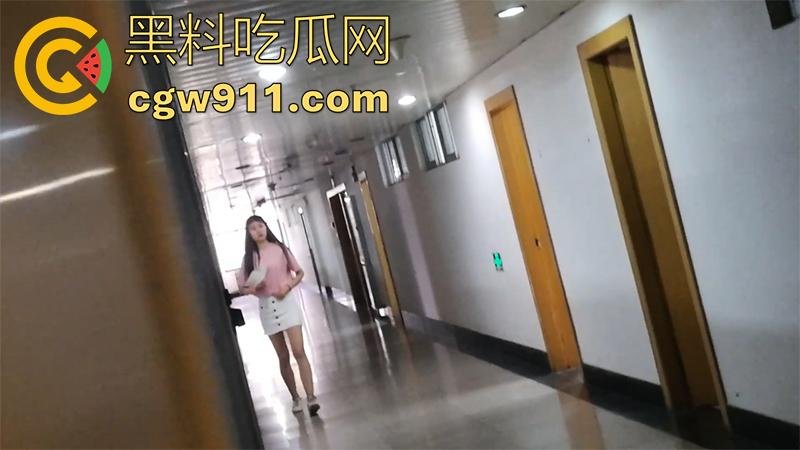 超级牛逼的系列稀缺资源,冒死偷拍极品女大学生合集,江西农大和川外大学厕拍,极品女大小穴清晰可见!