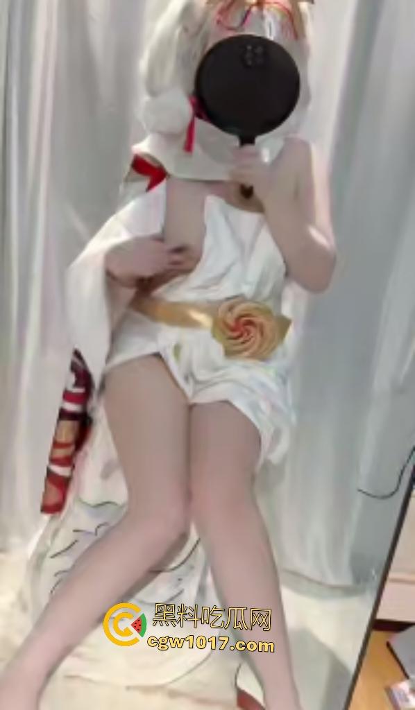 快手coser网红【咩咩】,镜前cos嫦娥白兔服白丝撩骚,用嫩手给骚逼止痒,小小的身材肥肥的B!