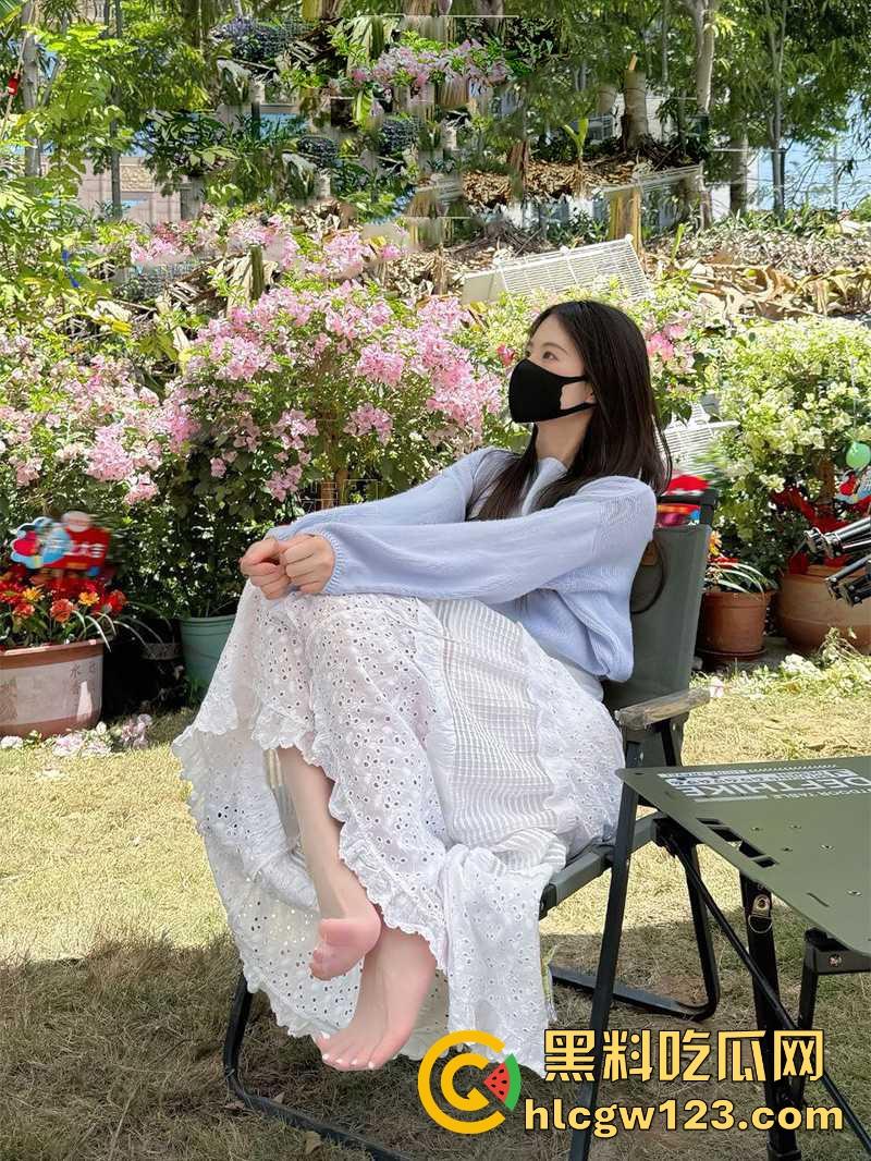 抖音萝莉网红【小步里】自慰私拍流出 超白嫩妹子性感JK自慰 无毛嫩穴自插诱惑到爆!