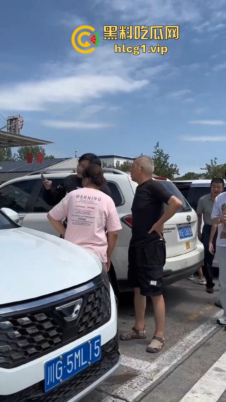 陕西汉中停车风波!男子遭一群老逼登堵车辱骂,扬言不删视频就弄死你!