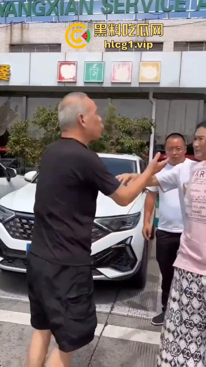 陕西汉中停车风波!男子遭一群老逼登堵车辱骂,扬言不删视频就弄死你!