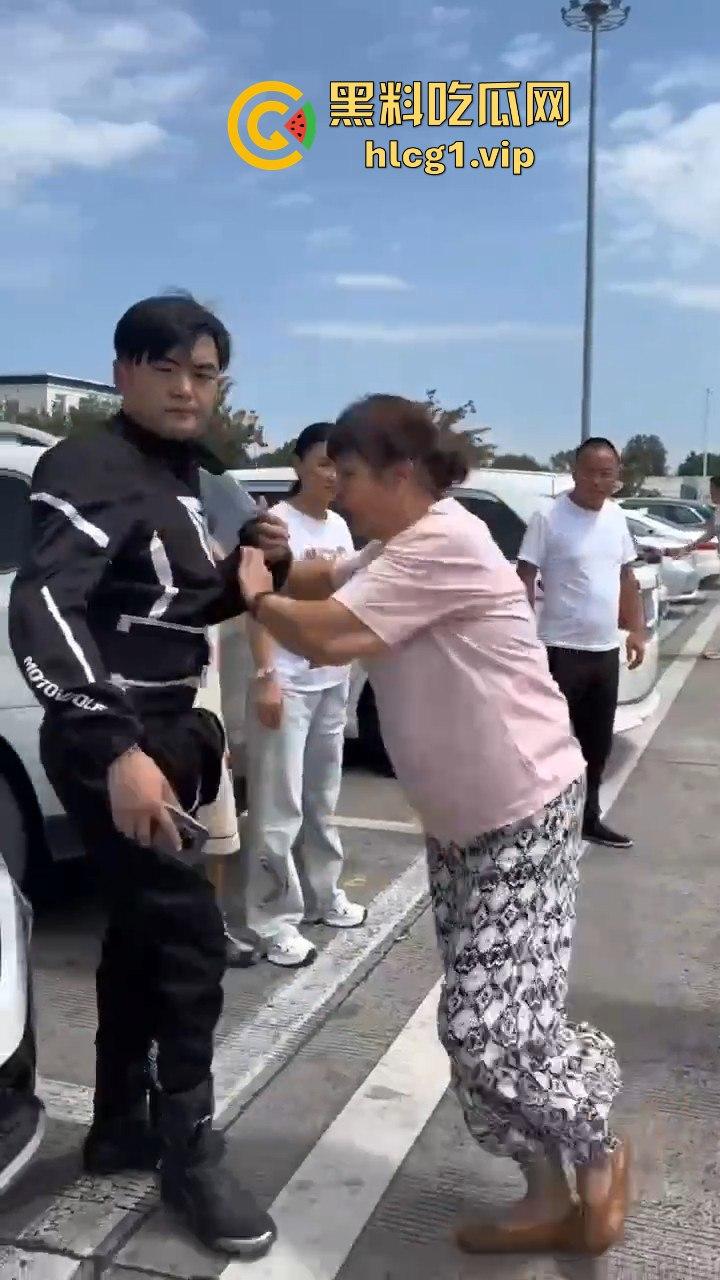 陕西汉中停车风波!男子遭一群老逼登堵车辱骂,扬言不删视频就弄死你!