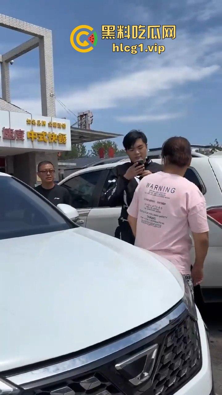 陕西汉中停车风波!男子遭一群老逼登堵车辱骂,扬言不删视频就弄死你!