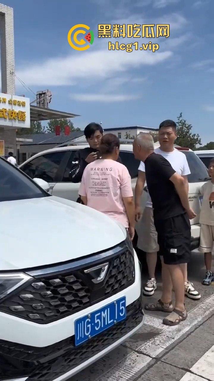 陕西汉中停车风波!男子遭一群老逼登堵车辱骂,扬言不删视频就弄死你!
