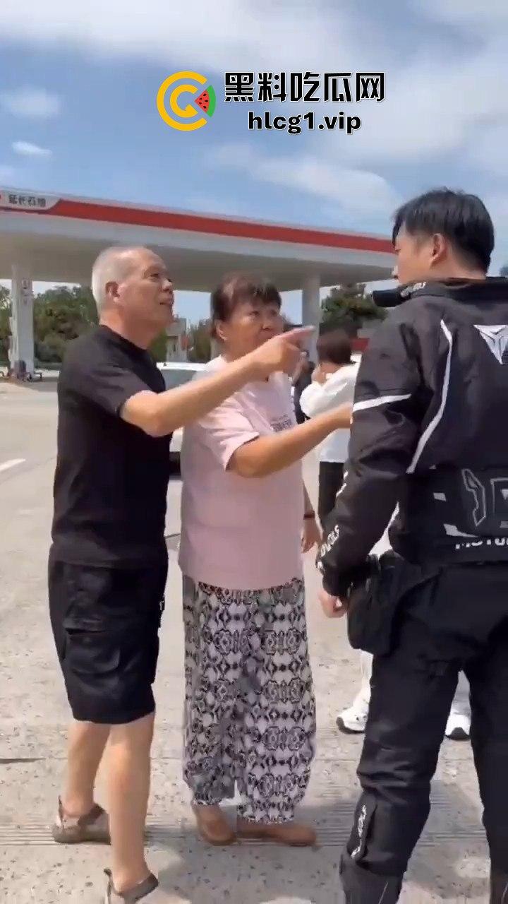 陕西汉中停车风波!男子遭一群老逼登堵车辱骂,扬言不删视频就弄死你!