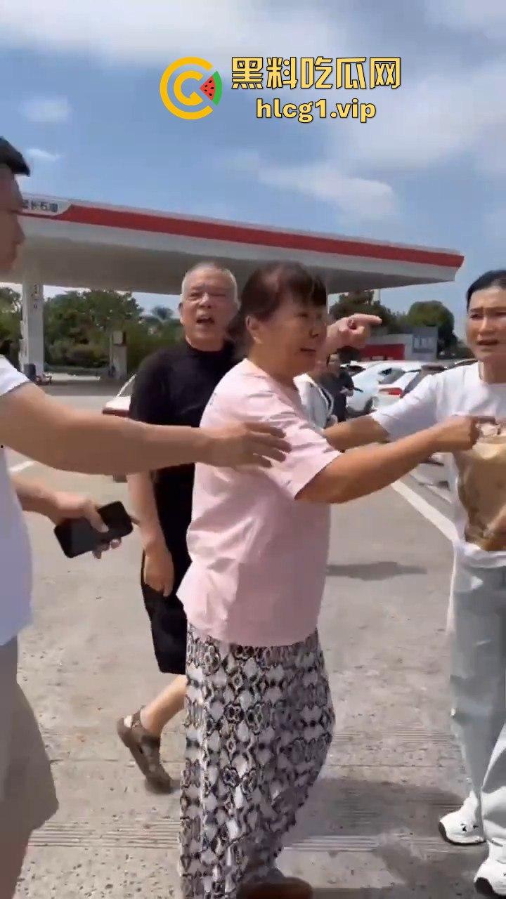 陕西汉中停车风波!男子遭一群老逼登堵车辱骂,扬言不删视频就弄死你!