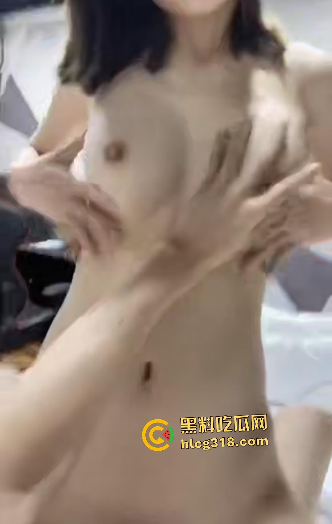 外卖小哥送餐变约炮!浴巾骚女勾引,换电竞酒店女上位狂操,两个奶头被小哥点住,不愧是送外卖的手真大!