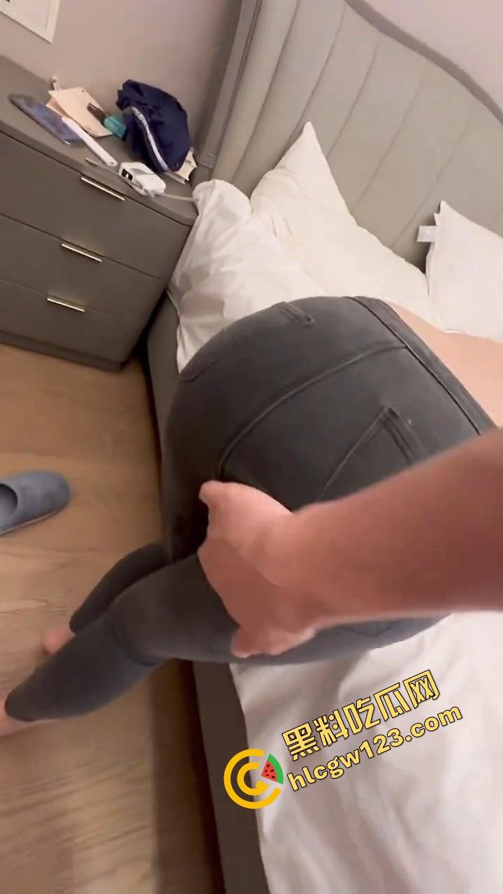 情侣旅行约单男爆操女友共谋喂屌全程拍摄!肥鲍掰开狂插,男友边录像边指导姿势,精液淋湿大腿根!