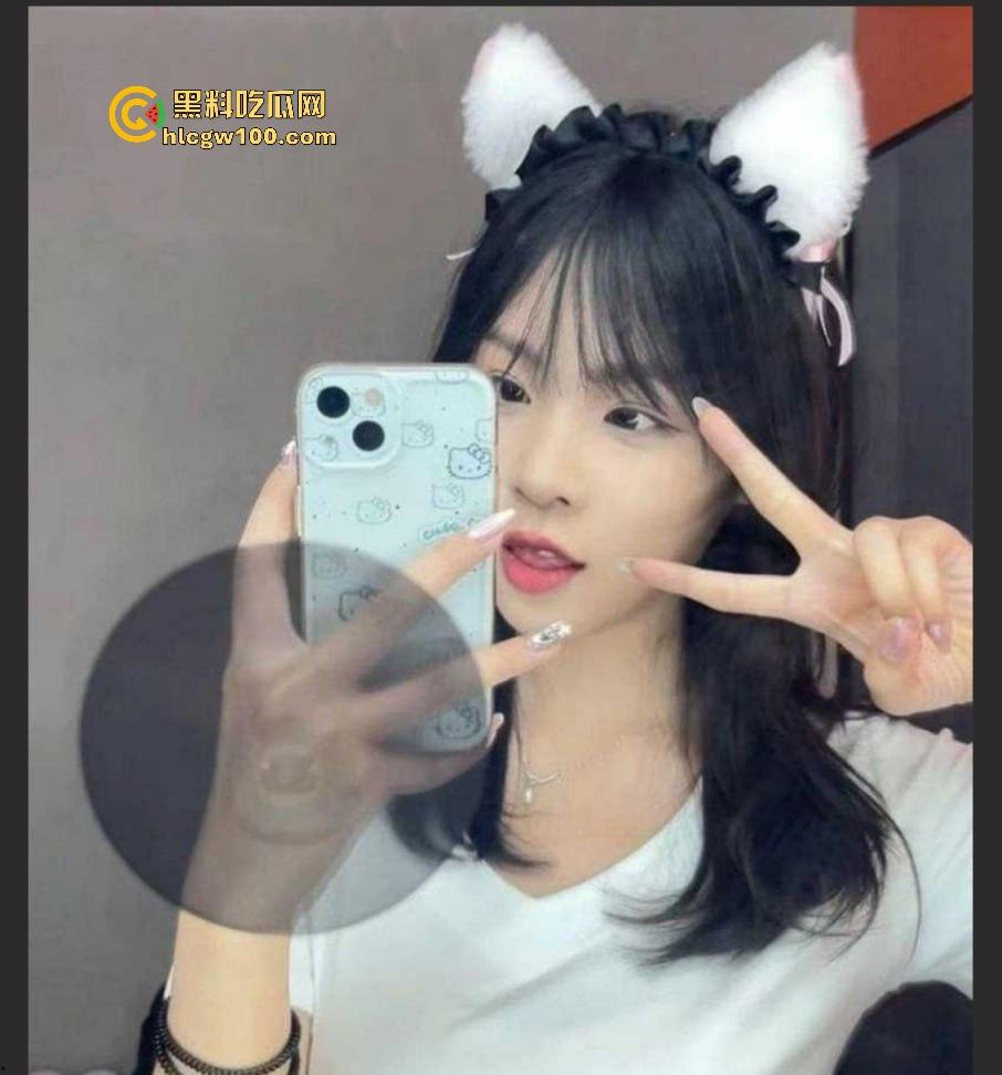 曲阜师范大学大三骚妹【李欣茹】宿舍自拍流出,清纯脸掩不住浪劲,小菊花掰开摆拍,骚得一塌糊涂!