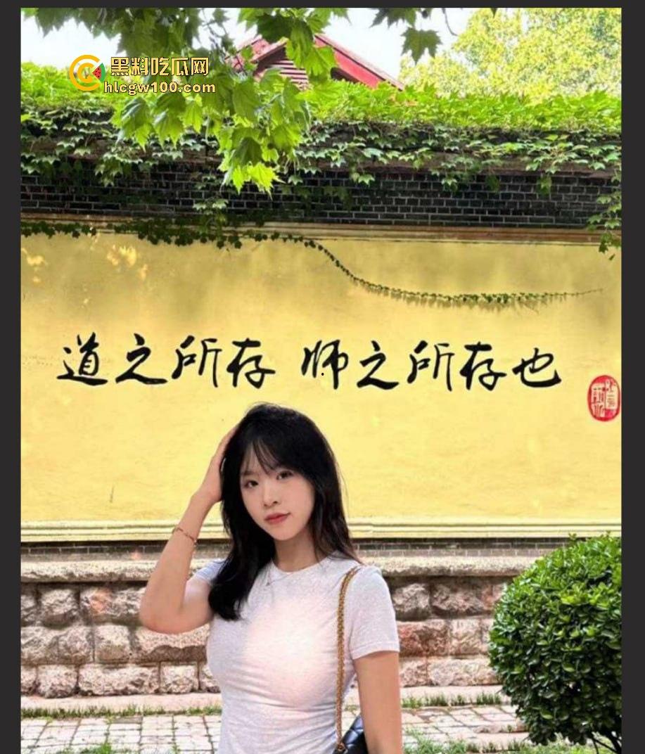 曲阜师范大学大三骚妹【李欣茹】宿舍自拍流出,清纯脸掩不住浪劲,小菊花掰开摆拍,骚得一塌糊涂!
