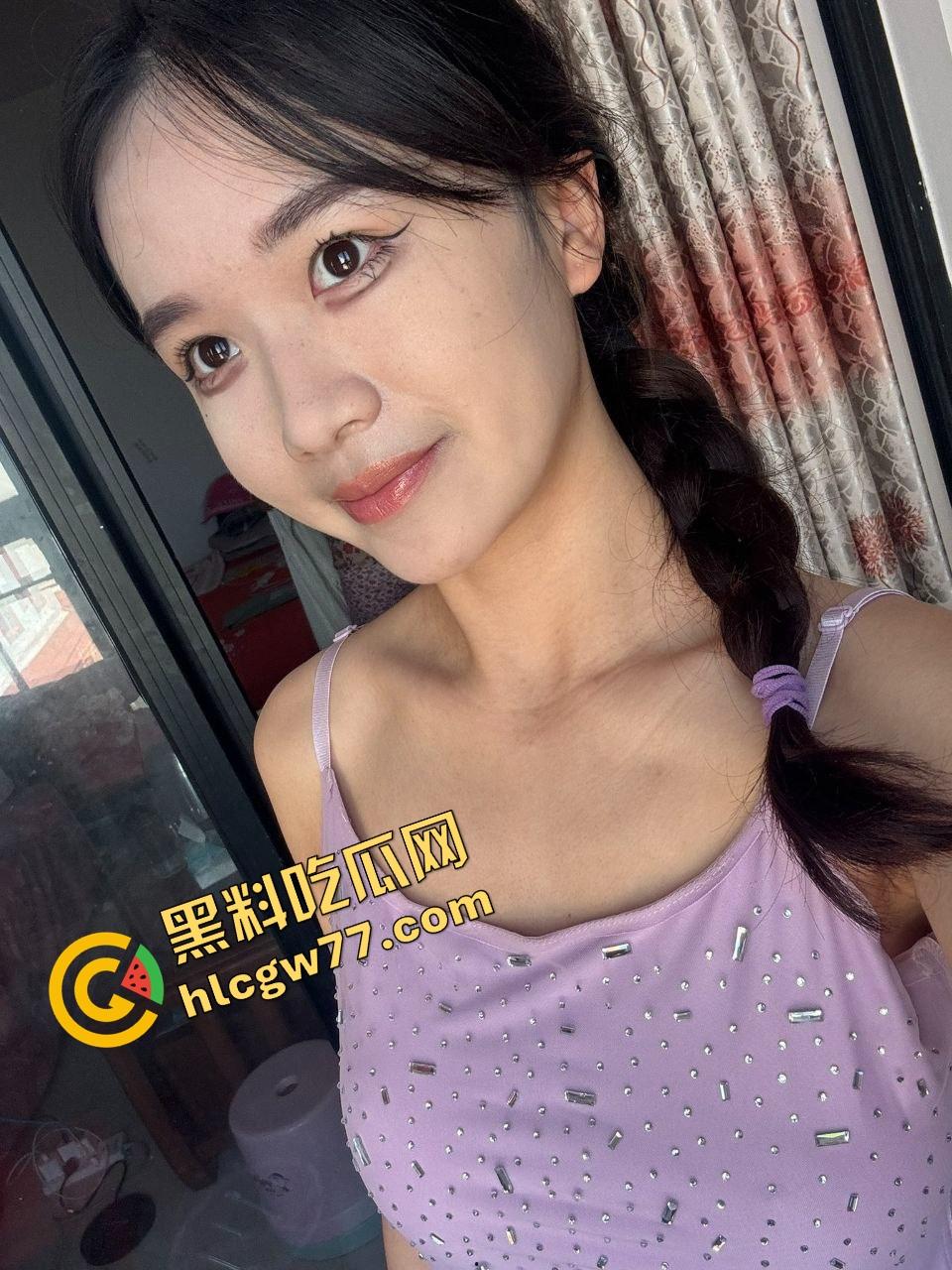 甜妹外表实则骚货体质,新乡小甜妞『钱乐乐』奶大腿白笑得甜,就是阴毛炸得跟小草坪一样!