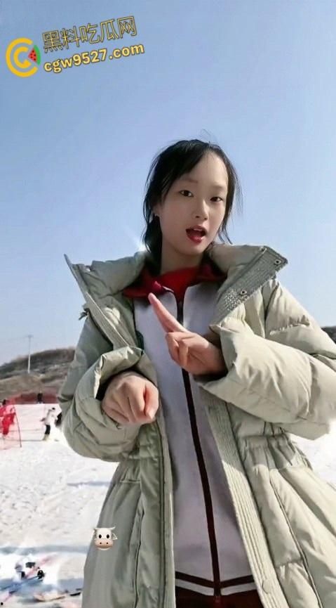 山东高中生少女【曹羽萌】，和男友厕所激情啪啪，熟练的跪在地上口交，白嫩酮体被狠狠后入打桩 !